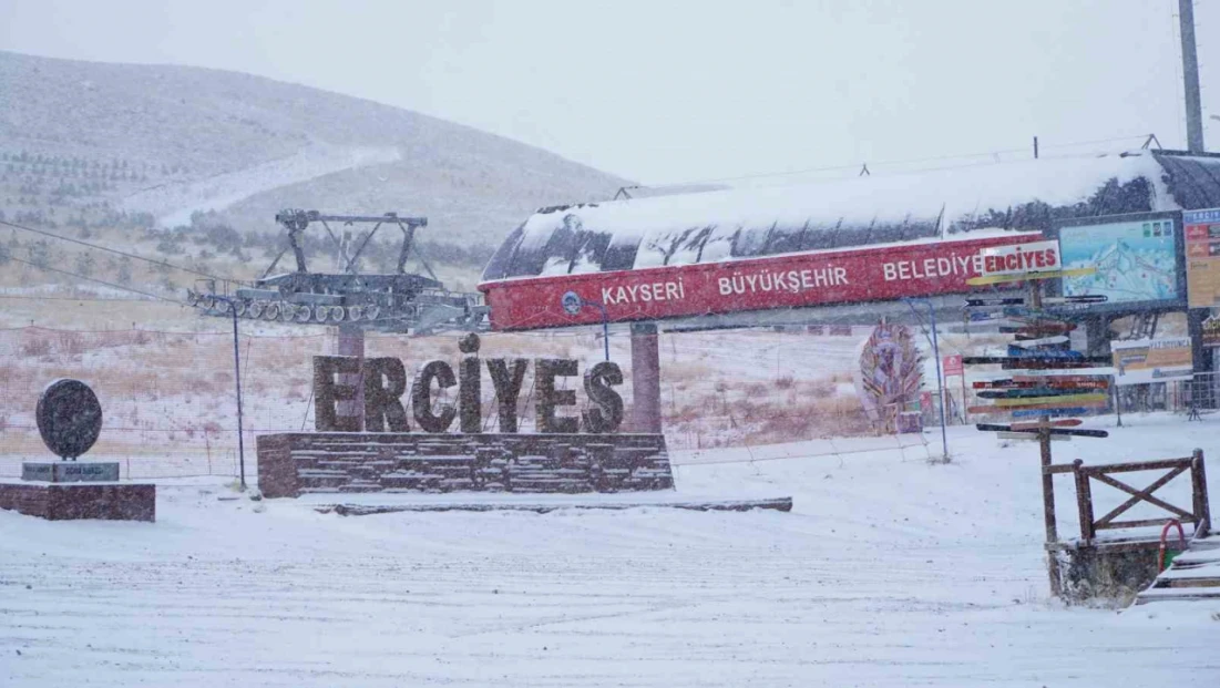 Erciyes Kayak Merkezi Beyaza Büründü, Sezon Açılıyor