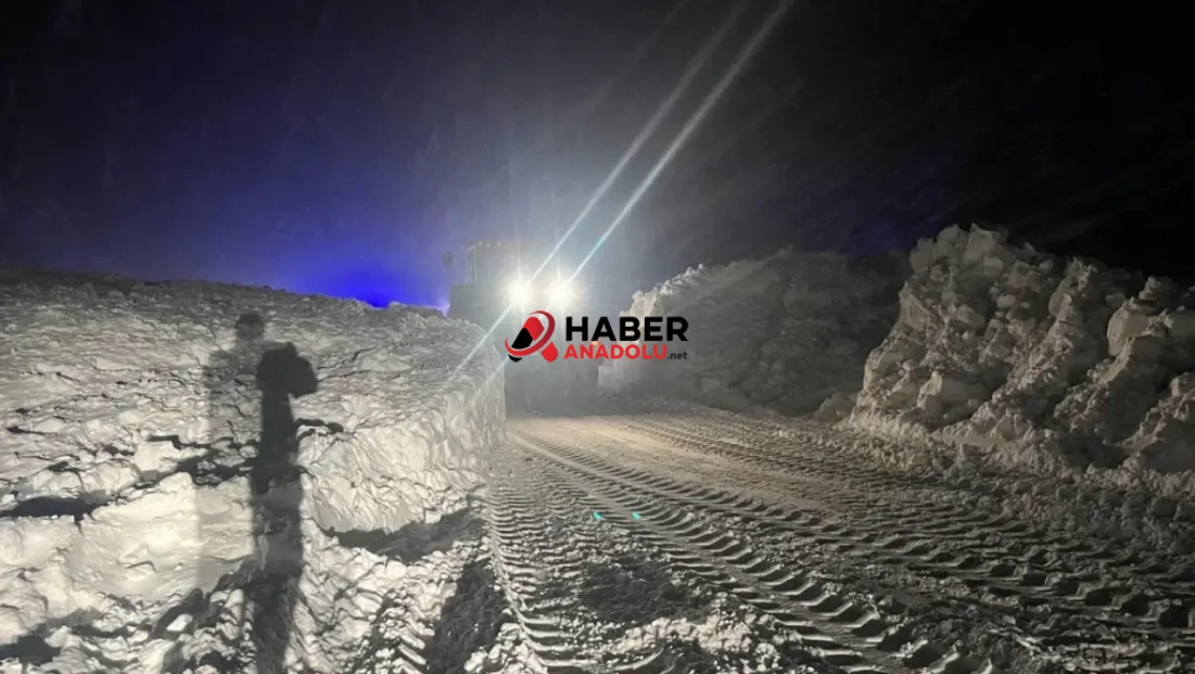 Erzincan-Sivas kara yolu çığ düşmesi sonucu ulaşıma kapandı