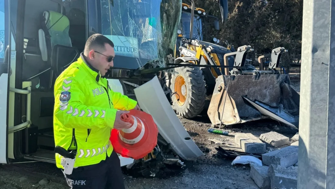Nevşehir’de Midibüs ile Otomobil Çarpıştı