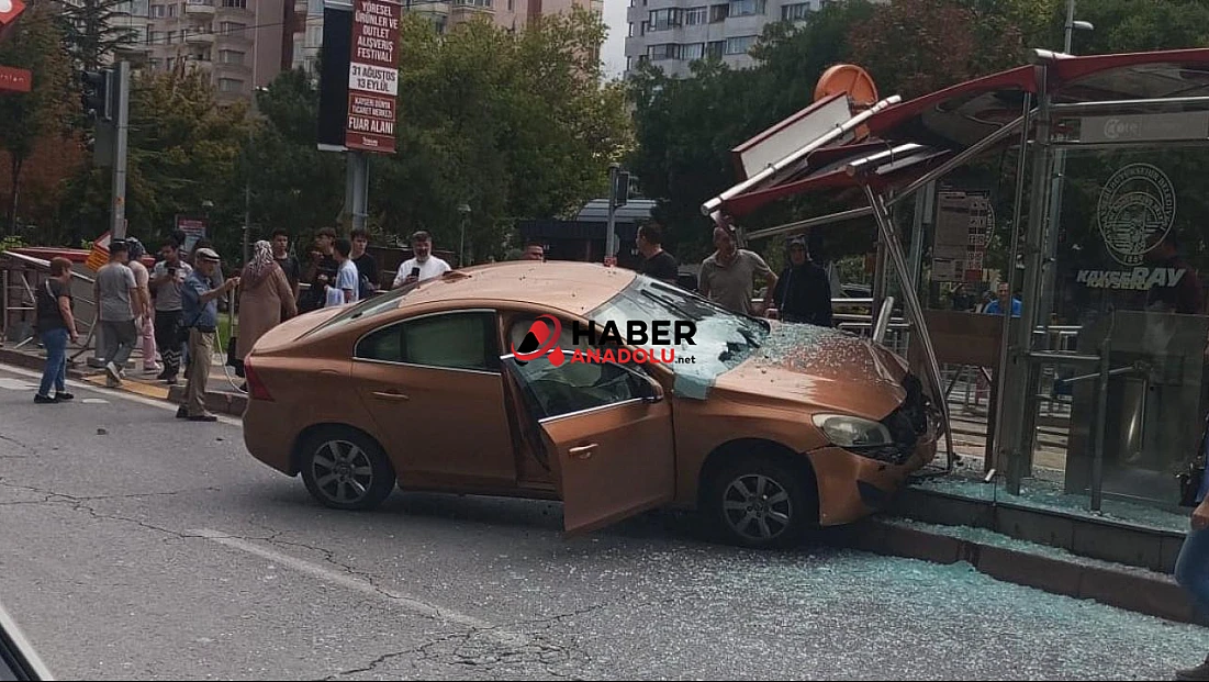 Otomobil tramvay durağına girdi: 1 yaralı