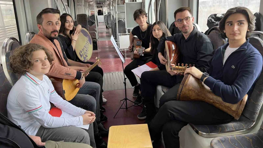 Tramvayda öğrencilerden duygulandıran Çanakkale Türküsü