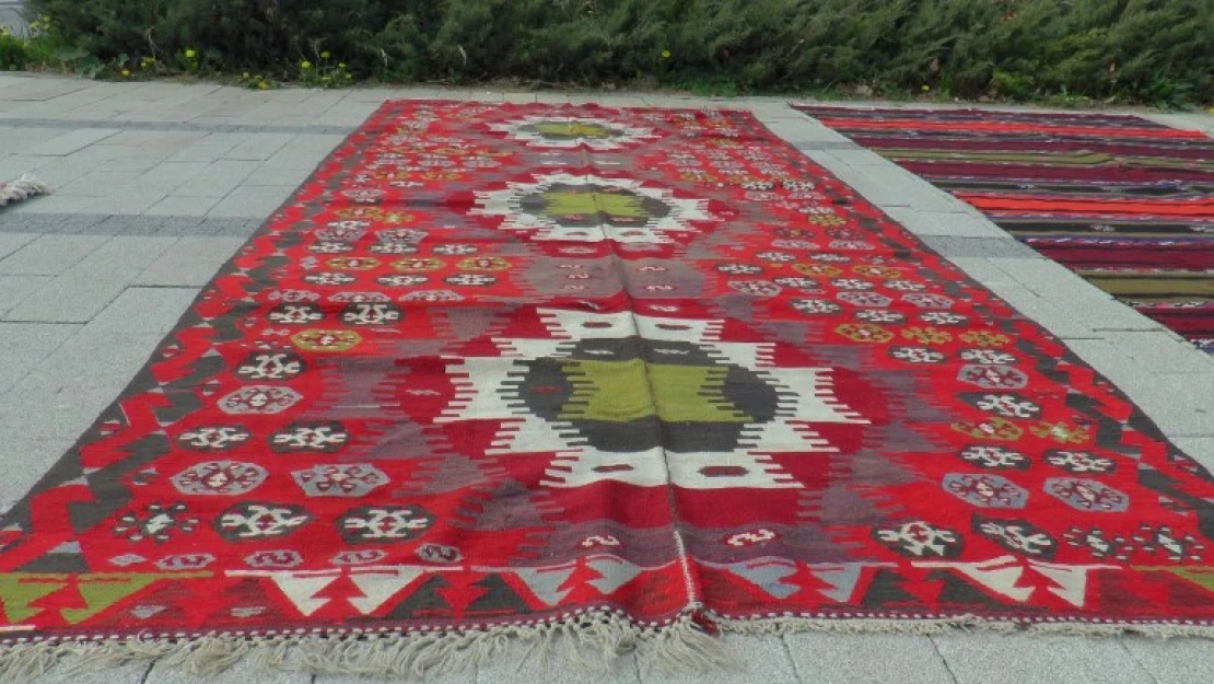 120 yıllık kilim zamana meydan okuyor