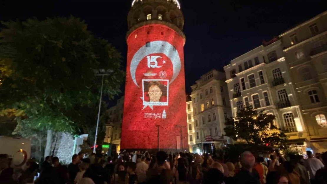 15 Temmuz şehitlerinin fotoğrafı Galata Kulesi'ne yansıtıldı