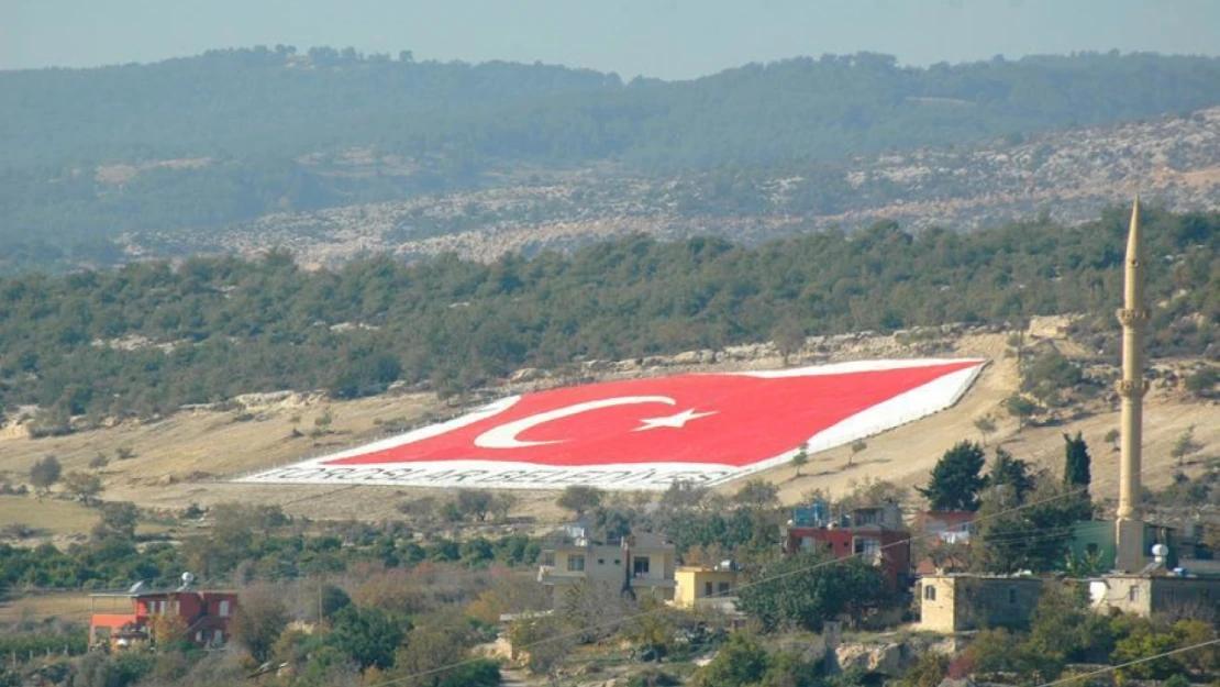 3 kilometre yürüyerek dağ yamacındaki dünyanın en büyük Türk bayrağına ulaştılar