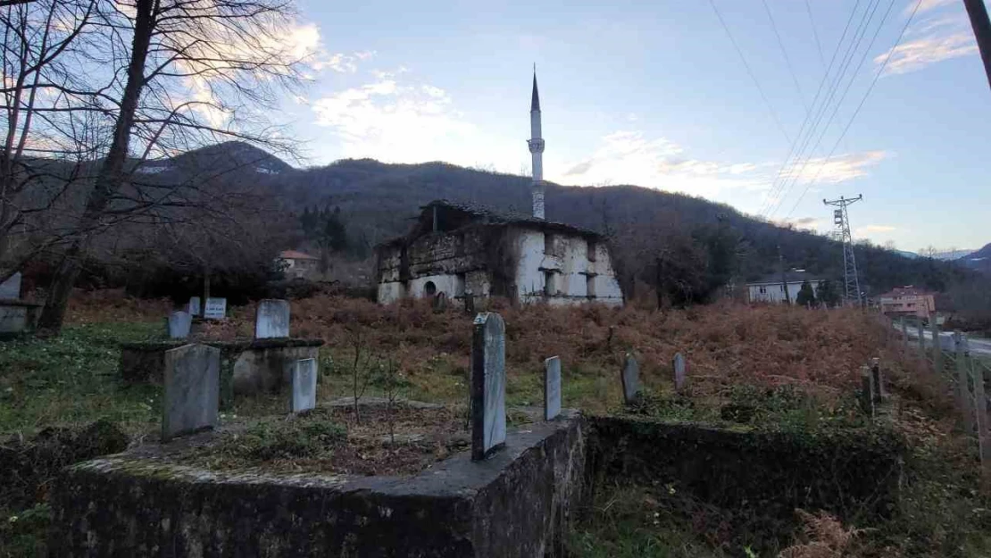 600 yıllık tarihi cami, defineciler tarafından talan edildi