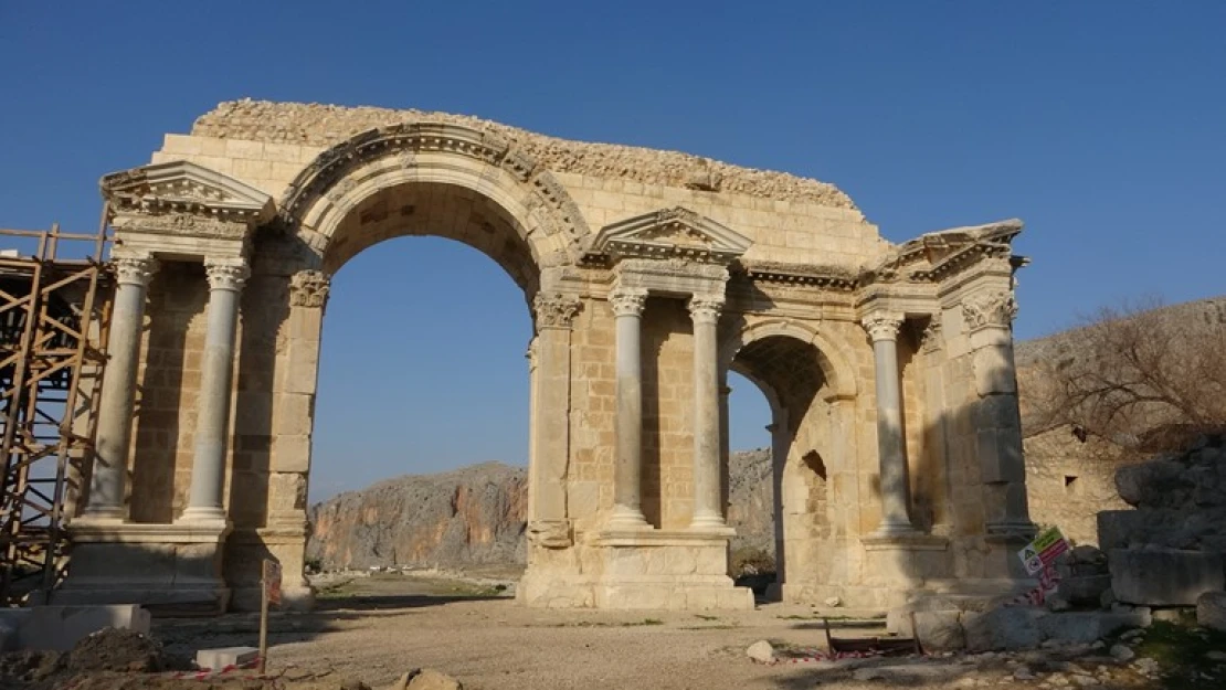 7 bin 500 yıllık Anavarza Antik kent depremi az hasarla atlattı