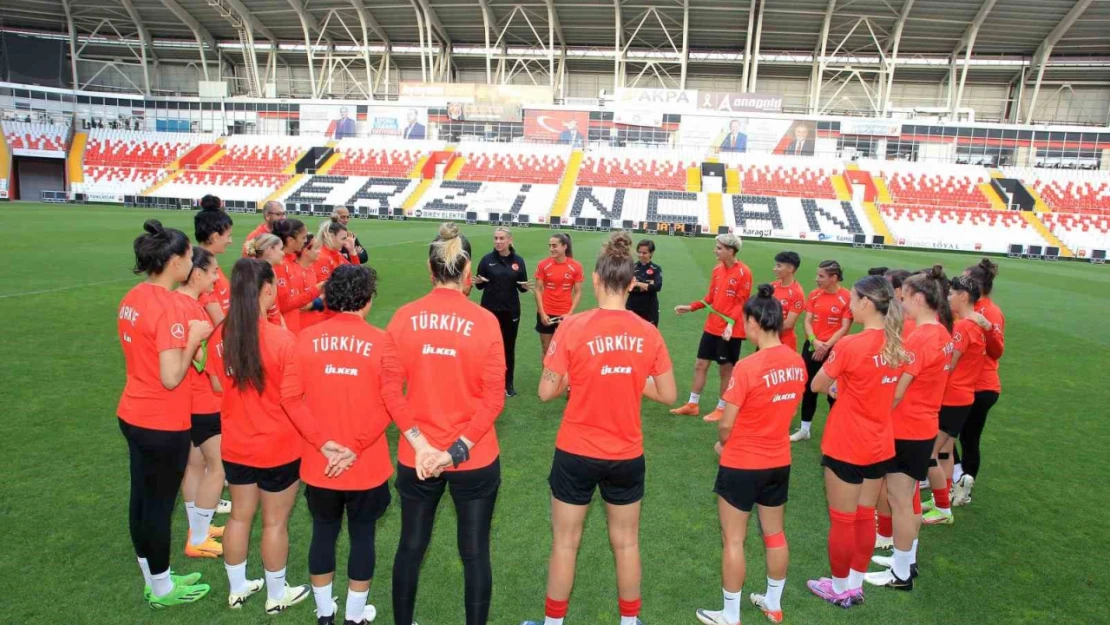 A Milli Kadın Futbol Takımı, Erzincan'da hazırlıklarını sürdürdü
