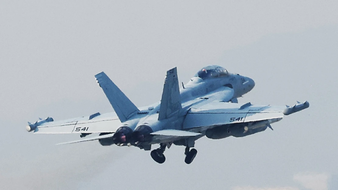 ABD Savaş Uçağı Okyanusa Düştü: Pilot Kurtarıldı