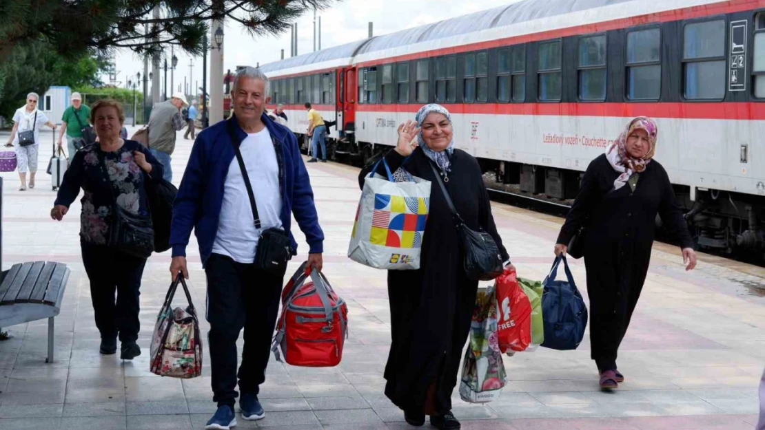 Akın akın gelen gurbetçiler, 'Türkiye'yi kıskanıyorlar, Almanya da çok pahalı'