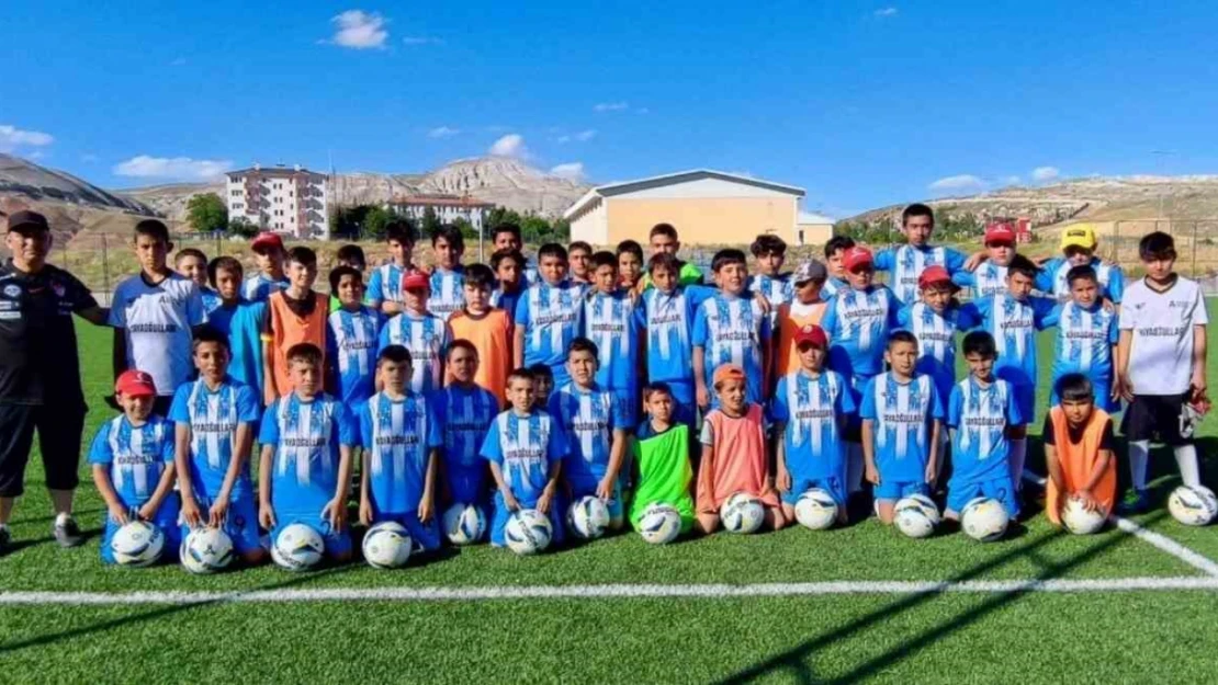 Akkışla'da yaz futbol kursuna büyük ilgi