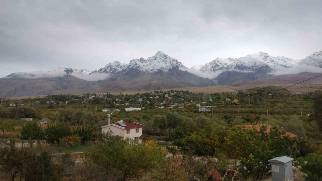 Aladağlar'a mevsimin ilk karı düştü