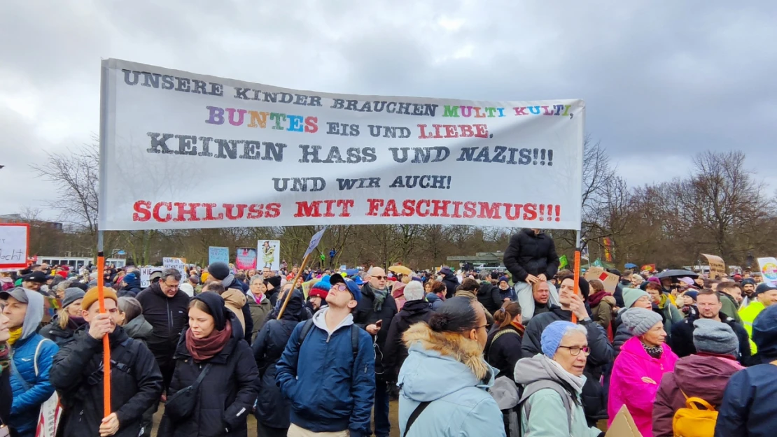 Almanya'da 150 bin kişiden Bundestag önünde ırkçılığa karşı miting