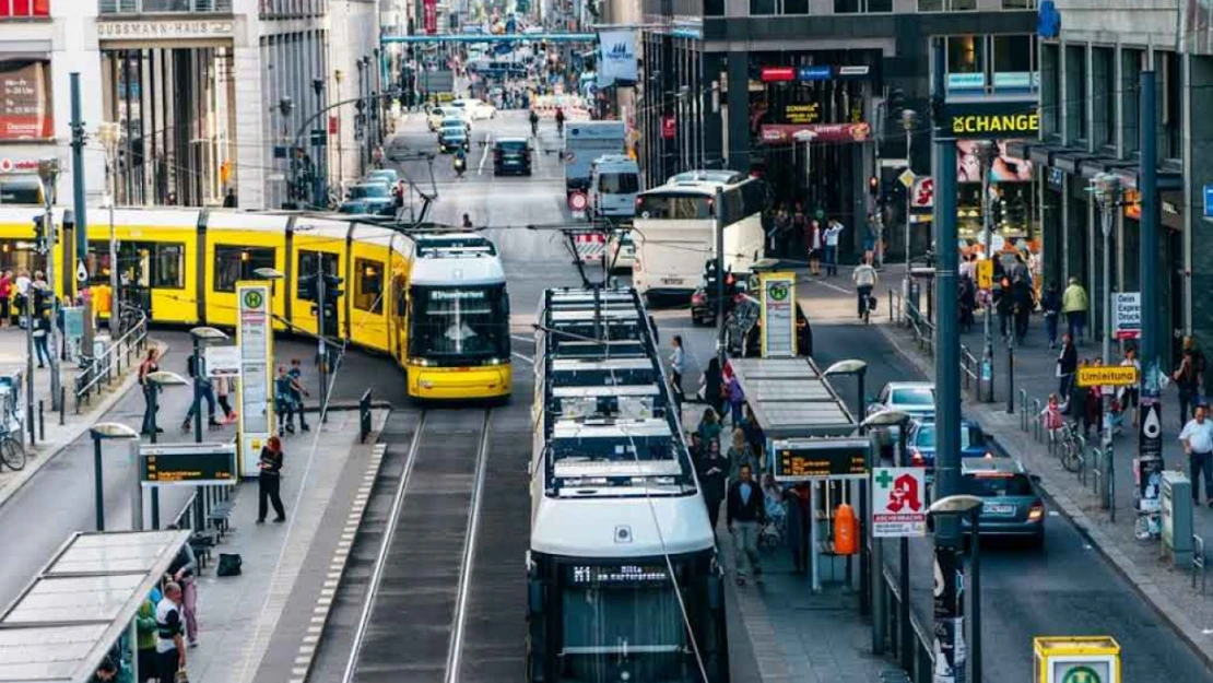 Almanya'da toplu taşıma çalışanları ülke genelinde greve gitti