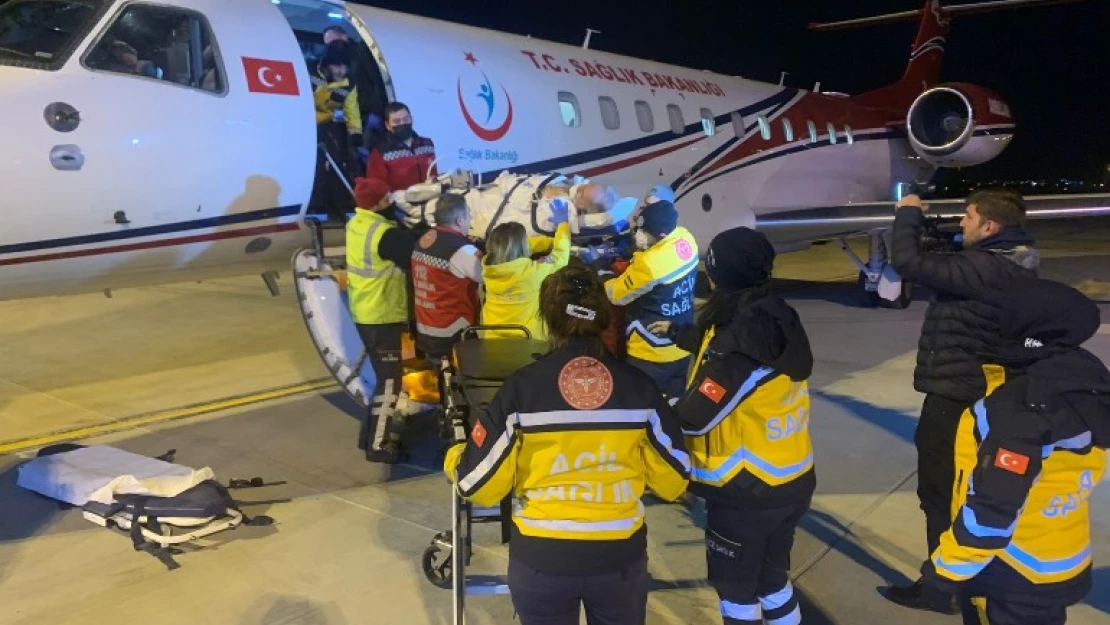 Ambulans uçak yaralı afetzedeler için Türkiye semalarında