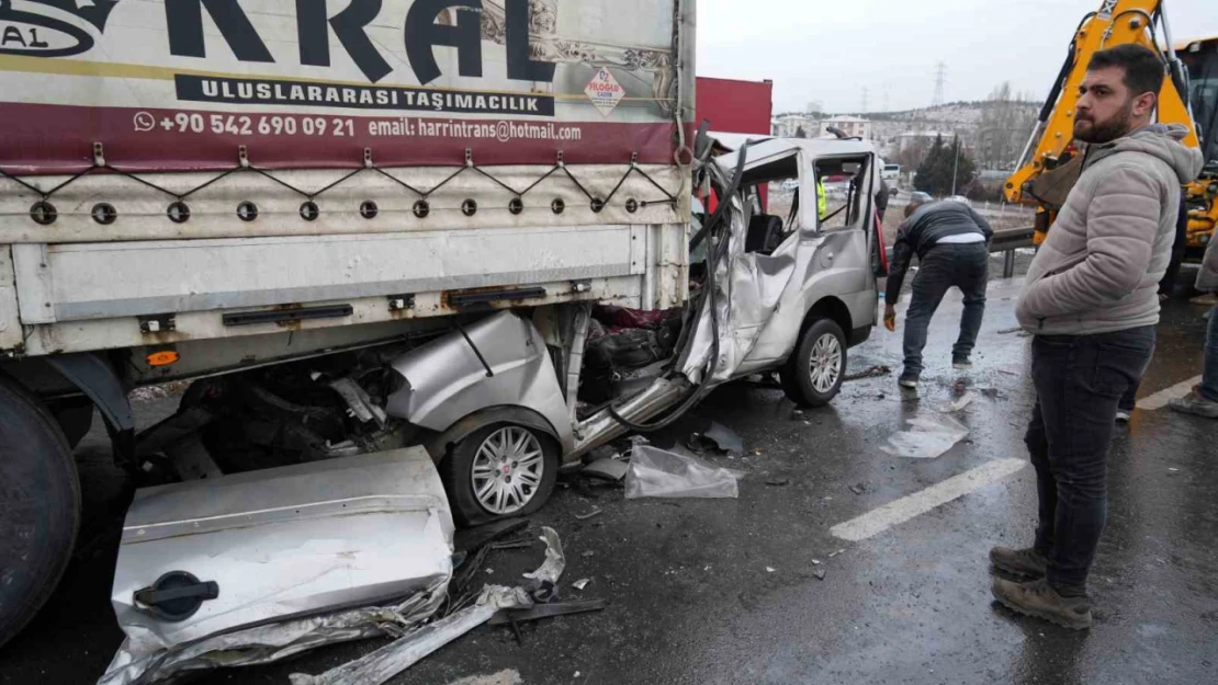 Ankara'da tırın altına giren araç hurdaya döndü: 1 ölü