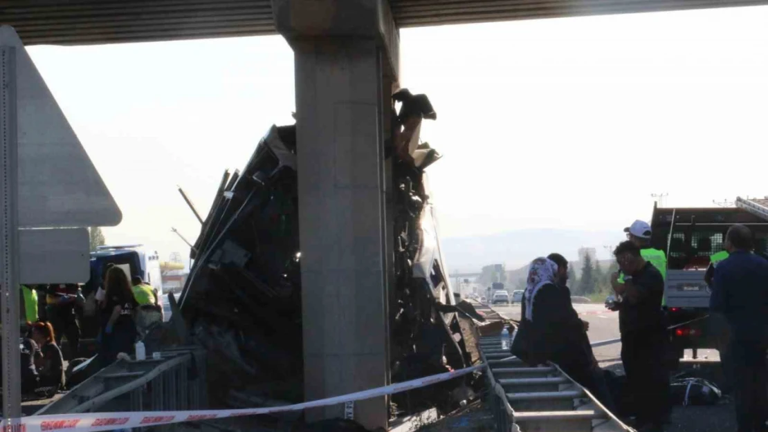 Ankara'da yolcu otobüsü köprü ayağına çarptı: 11 ölü, 25 yaralı