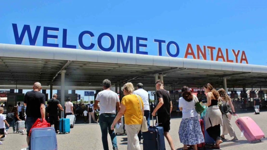 Antalya'da tüm zamanların yolcu rekoru kırıldı