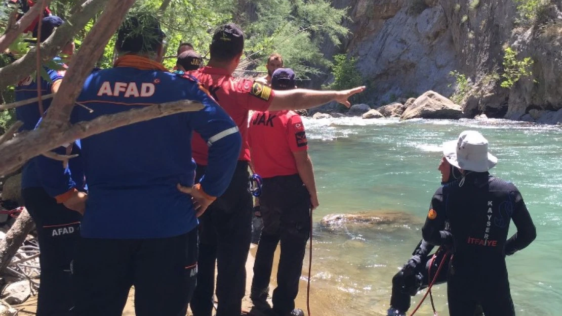 Arkadaşları ile ırmakta yüzmeye giden genç suda kayboldu