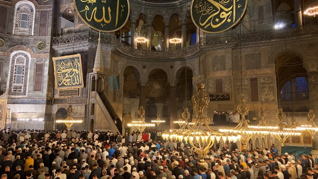 Ayasofya Camii'nde gençler fethin yıldönümünde sabah namazında buluştu