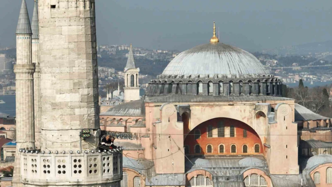 Ayasofya ve Sultanahmet Camii'lerinde karşılıklı ezan okuma geleneği