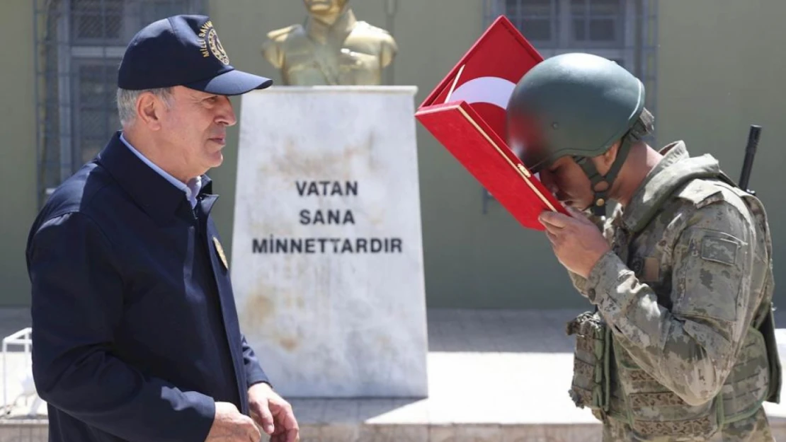 Bakan Akar:  Kahramanlarımız son beş senede 3 milyon 300 bin civarında kişiyi yasa dışı geçiş yapmaya çalışırken engelledi