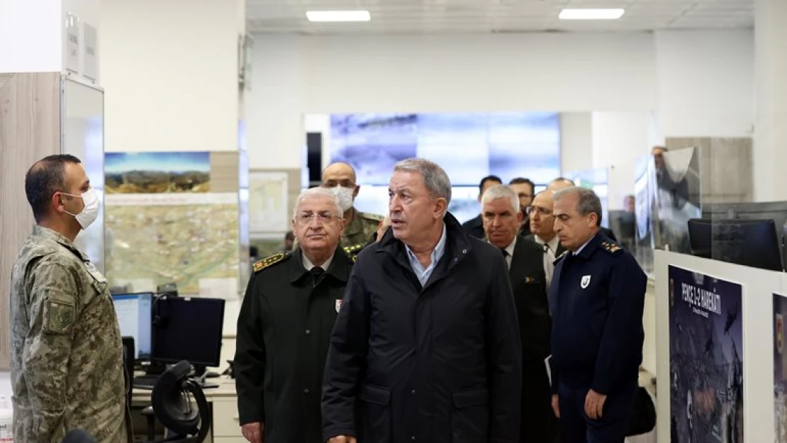 Bakan Akar ve TSK komuta kademesi, Kara Kuvvetleri Harekat Merkezi'nde
