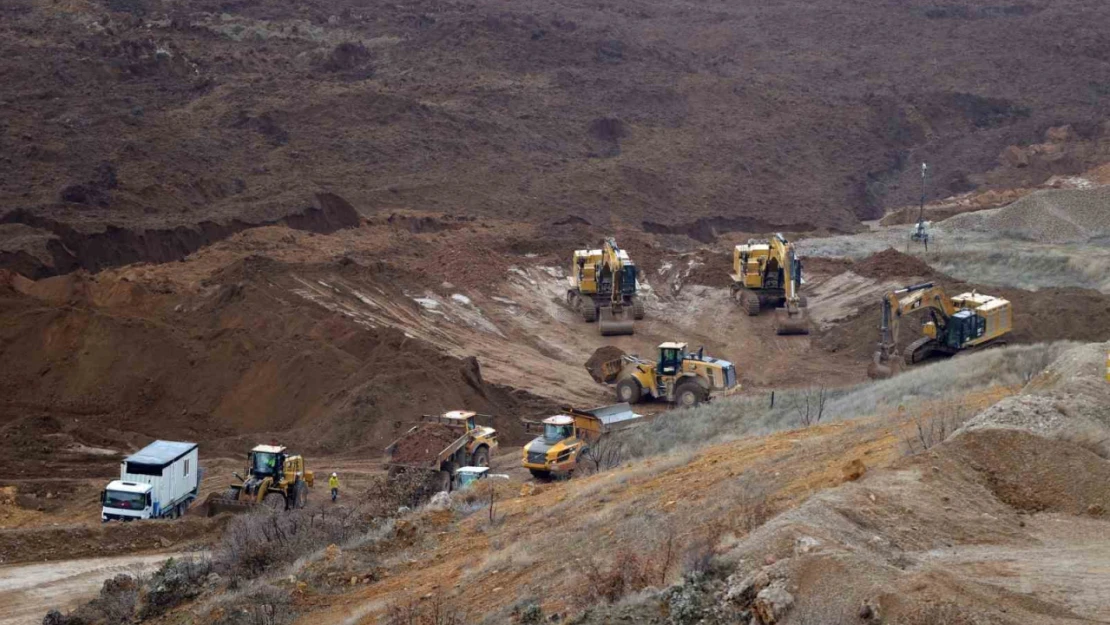 Heyelan riski olan toprak kütlesine müdahale çalışmalarımız hızla devam ediyor