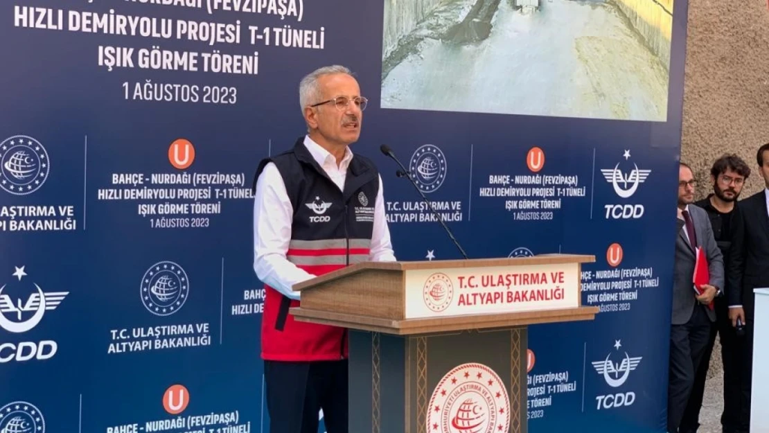 Bakan Uraloğlu, Bahçe - Nurdağı demiryolu tüneli ışık görme törenine katıldı