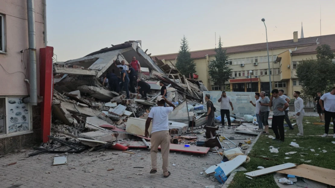 Balıkesir Sındırgı'da 6.1'lik deprem 1 ev yıkıldı