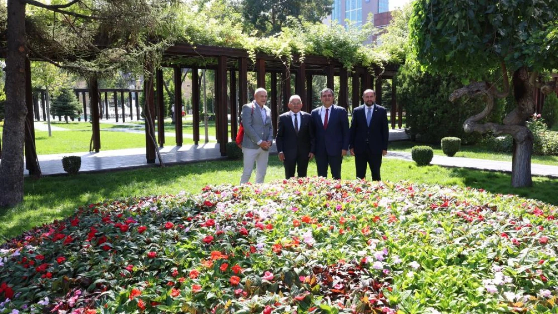 Başkan Büyükkılıç, 1 bakan yardımcısı ve 3 büyükelçiyi makamında ağırladı