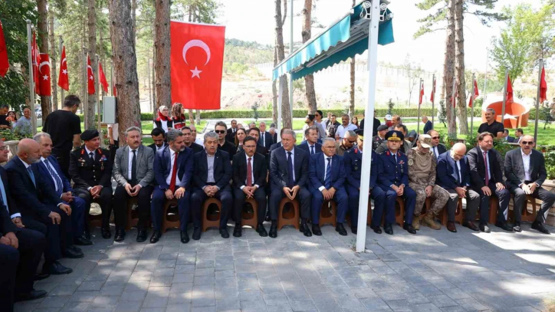 Başkan Büyükkılıç, 15 Temmuz'da şehitleri kabirleri başında andı