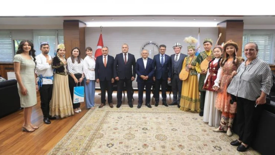 Başkan Büyükkılıç'a Türk dünyasından 'dombralı' ziyaret