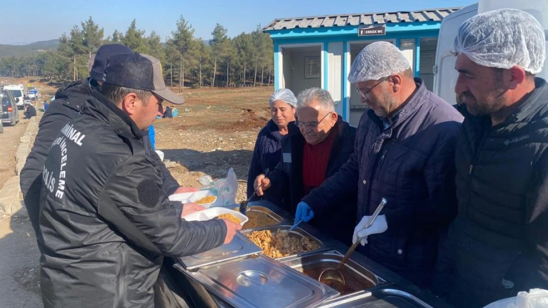 Başkan Büyükkılıç, deprem bölgesinde sıcak yemek ve çorba dağıttı