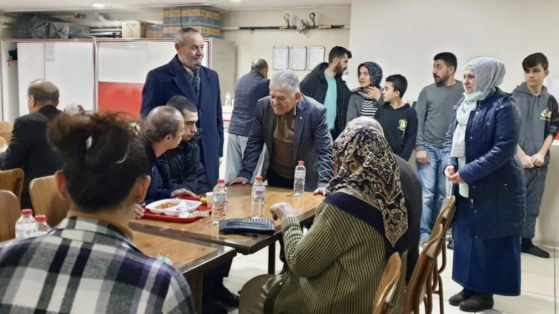 Başkan Büyükkılıç, depremzedeleri ziyaret edip, çocuklarla ilgilendi