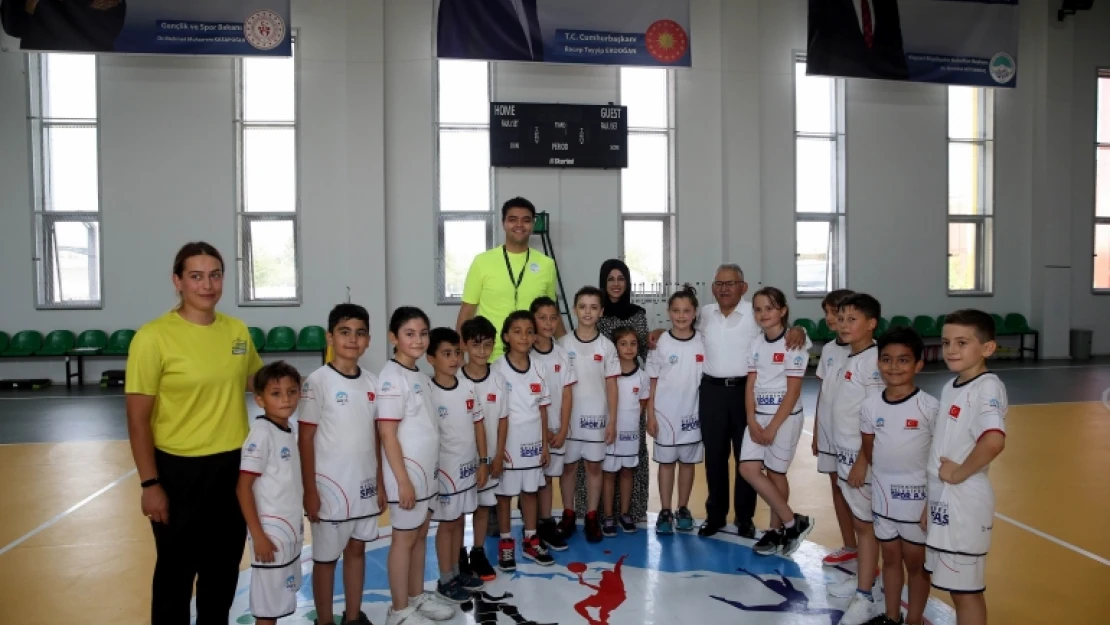 Başkan Büyükkılıç spor merkezinde miniklerle buluştu