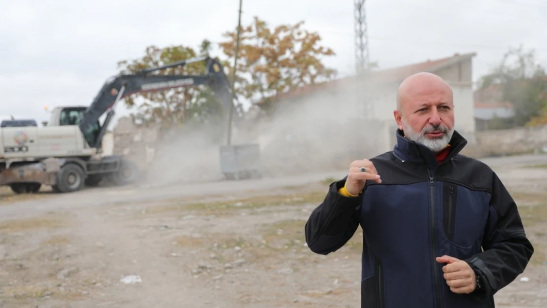 Gecekondu evleri yıkarak, şehrimize modern ulaşım yolu kazandırıyoruz