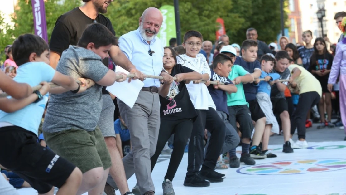 Başkan Çolakbayrakdar 'Şenliklerimizle çocukların yüzleri gülerken, ailelerde nostalji yaşıyor'