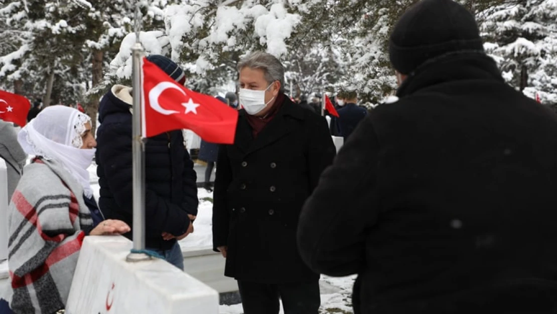 Başkan Palancıoğlu şehitliği ziyaret etti