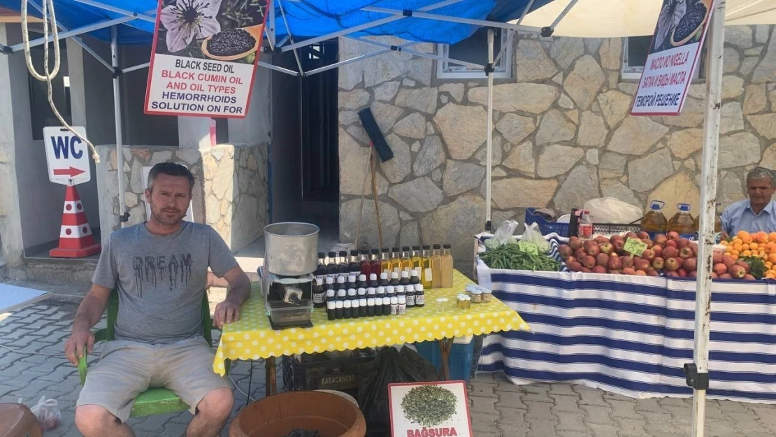 Basur olan turistlere yardım için her hafta tezgah açıyor