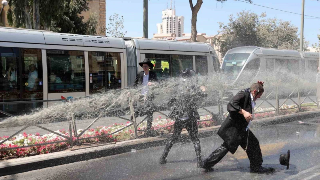 Batı Kudüs'te Haredilerin zorunlu askerlik protestosuna sert müdahale