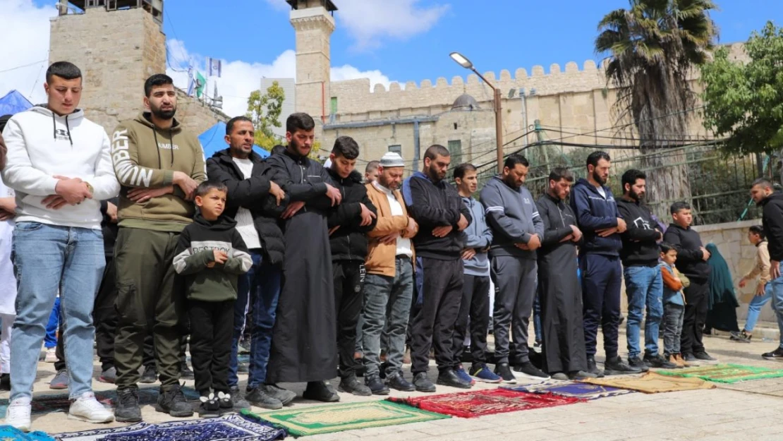 Batı Şeria'daki Filistinliler, Ramazan ayının son cumasını Harem-i İbrahim Camisi'nde kıldı