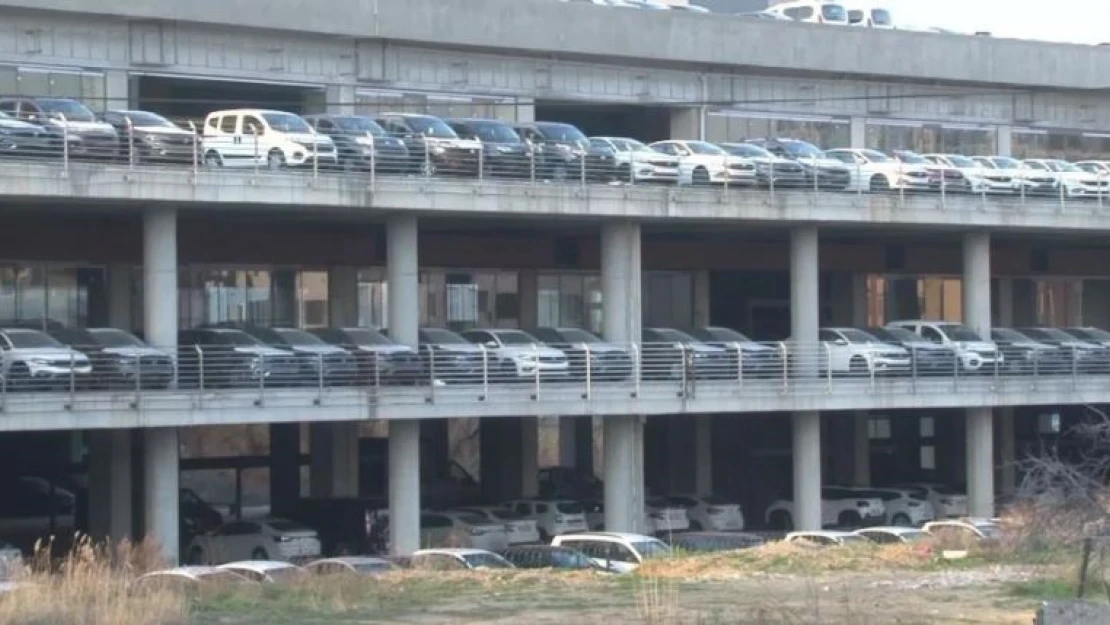 Bayi Sıfır araç yok dedi, iki kilometre mesafedeki otoparkta araçların stoklandığını gördü