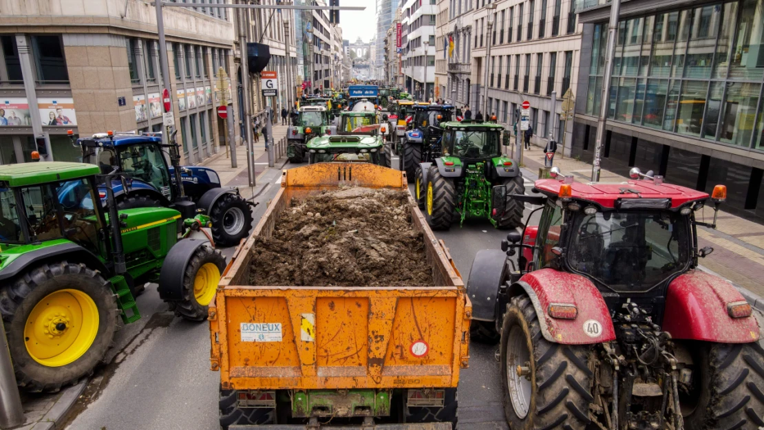 Belçikalı çiftçiler sokakları savaş alanına çevirdi