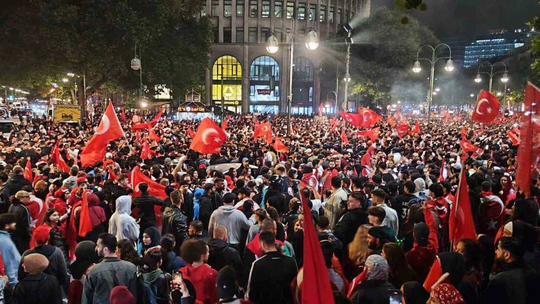 Berlin'de çeyrek final coşkusuna 10 bin Türk katıldı