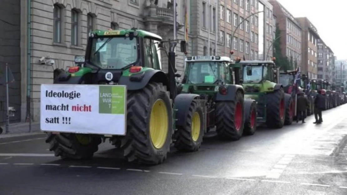 Berlin'de traktörlü Tarım Politikası protestosu