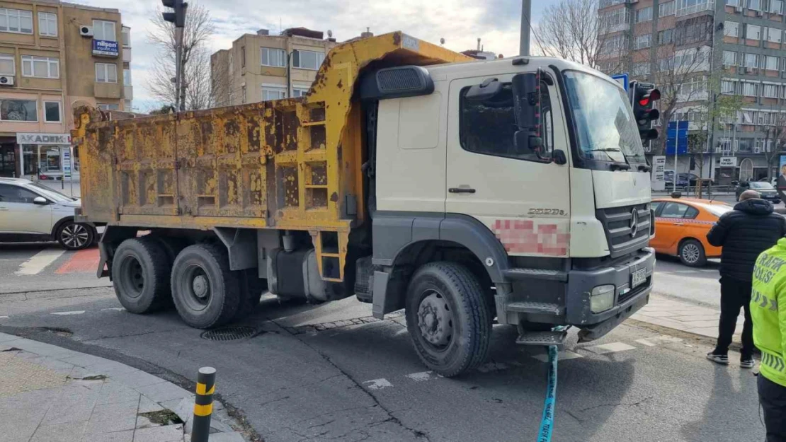 Yolun karşısına geçmek isteyen kadın hafriyat kamyonunun altında kaldı