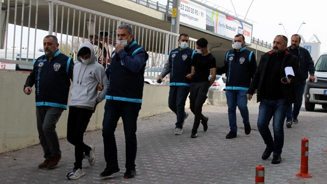 Boğazını keserek öldürdükleri şahsı yakan zanlılar yakalandı