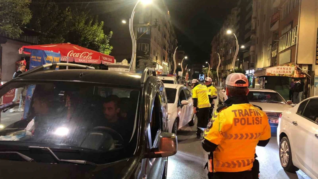 Bolu'da polis, gece saatlerinde rahatsızlık veren sürücülere göz açtırmıyor