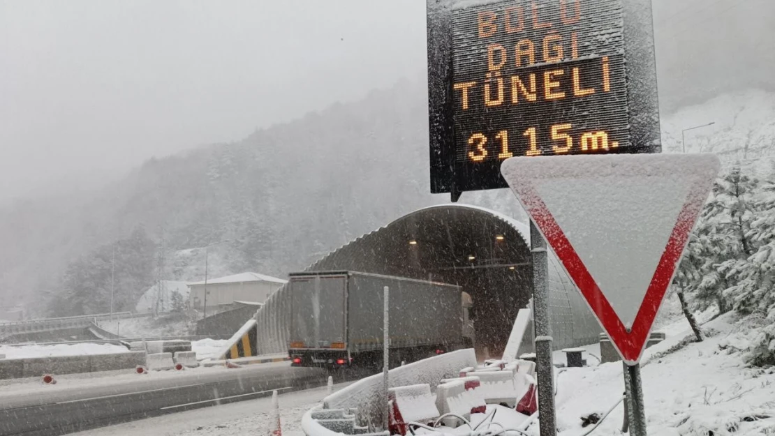 Bolu Dağı'nda yoğun kar yağışı etkili oluyor