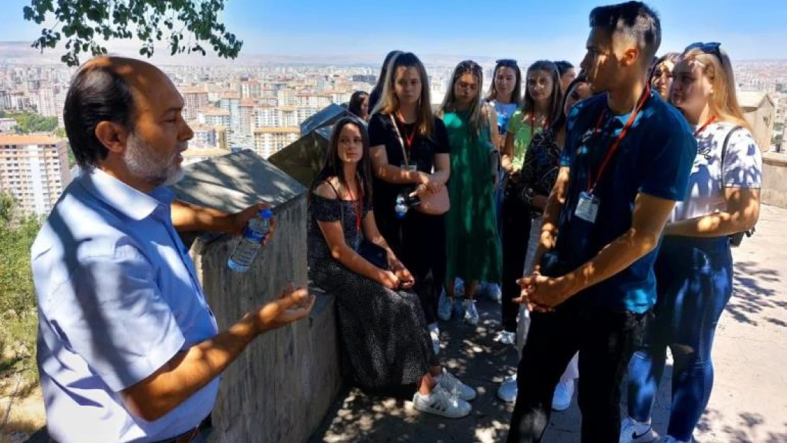 Bosnalı öğrenciler Kayseri'yi geziyor